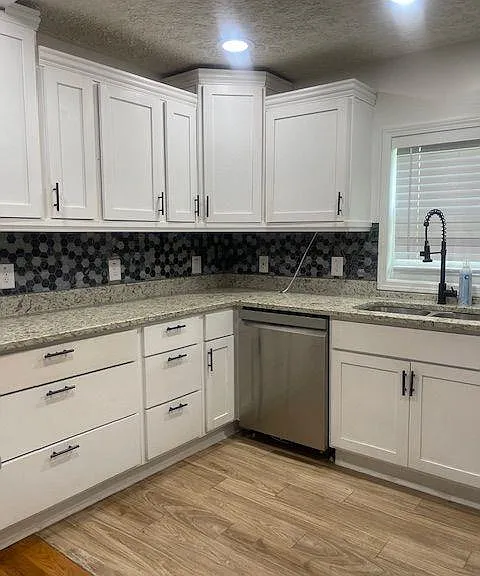 401 E 17th St SW — Photo 8