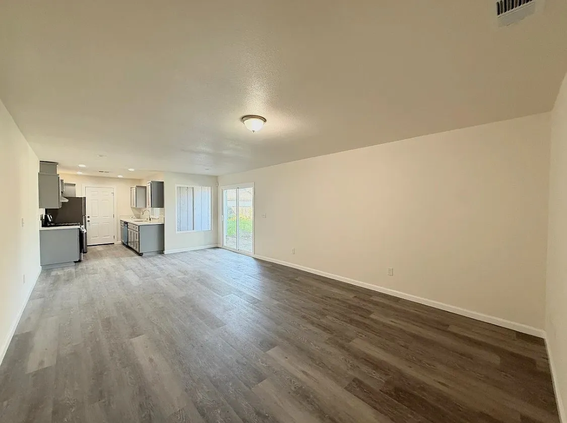 3 bed, 1187 sqft, $1,850 — Photo 2