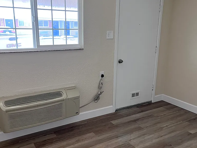 Farmington Flats — Photo 26