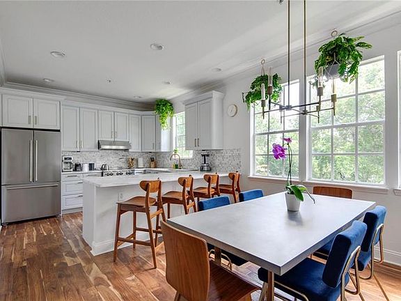 3rd image of 2605 Espana Ct