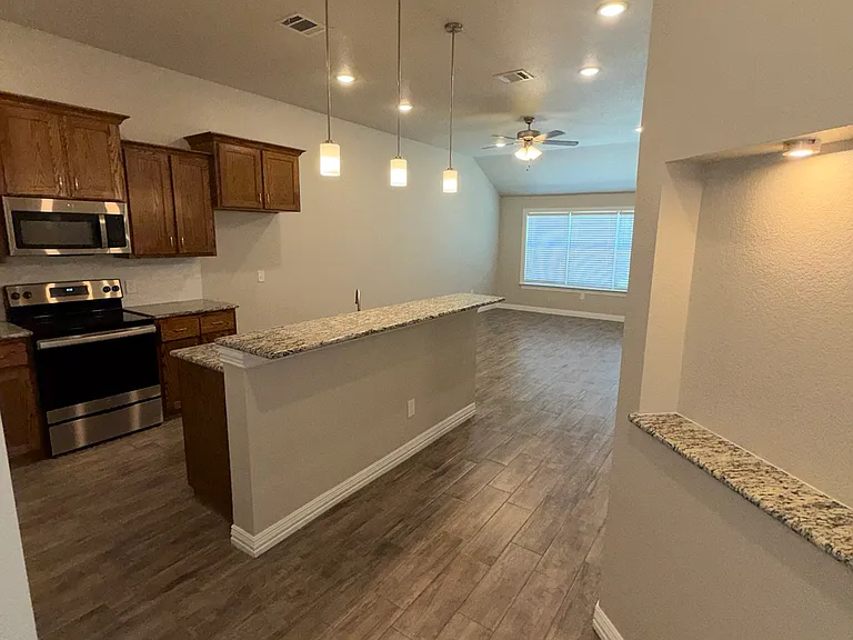 826 United Dr — Photo 2