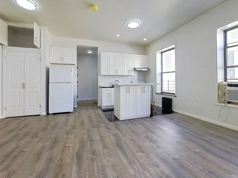 1864 W 4th St #2F — Photo 2