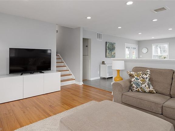 2nd image of 1915 Belcrest Dr