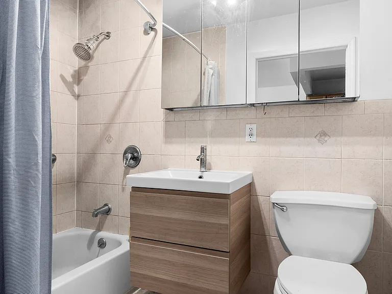 547 Gates Ave #1 — Photo 3