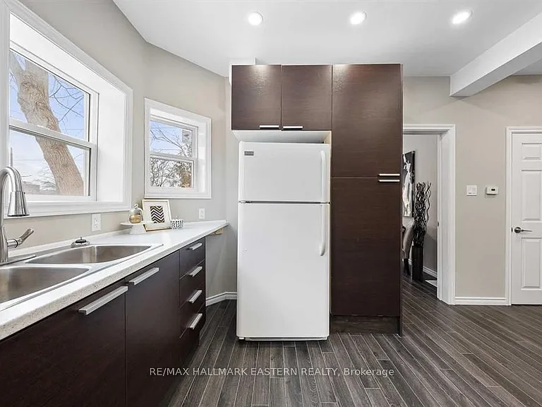 184 Park St N #MAIN FLOOR — Photo 9