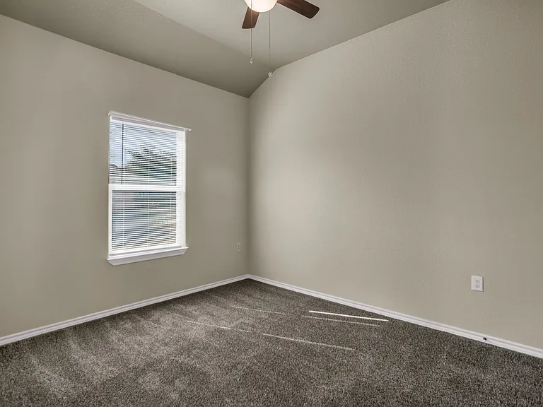 2049 Meadow View Dr — Photo 16