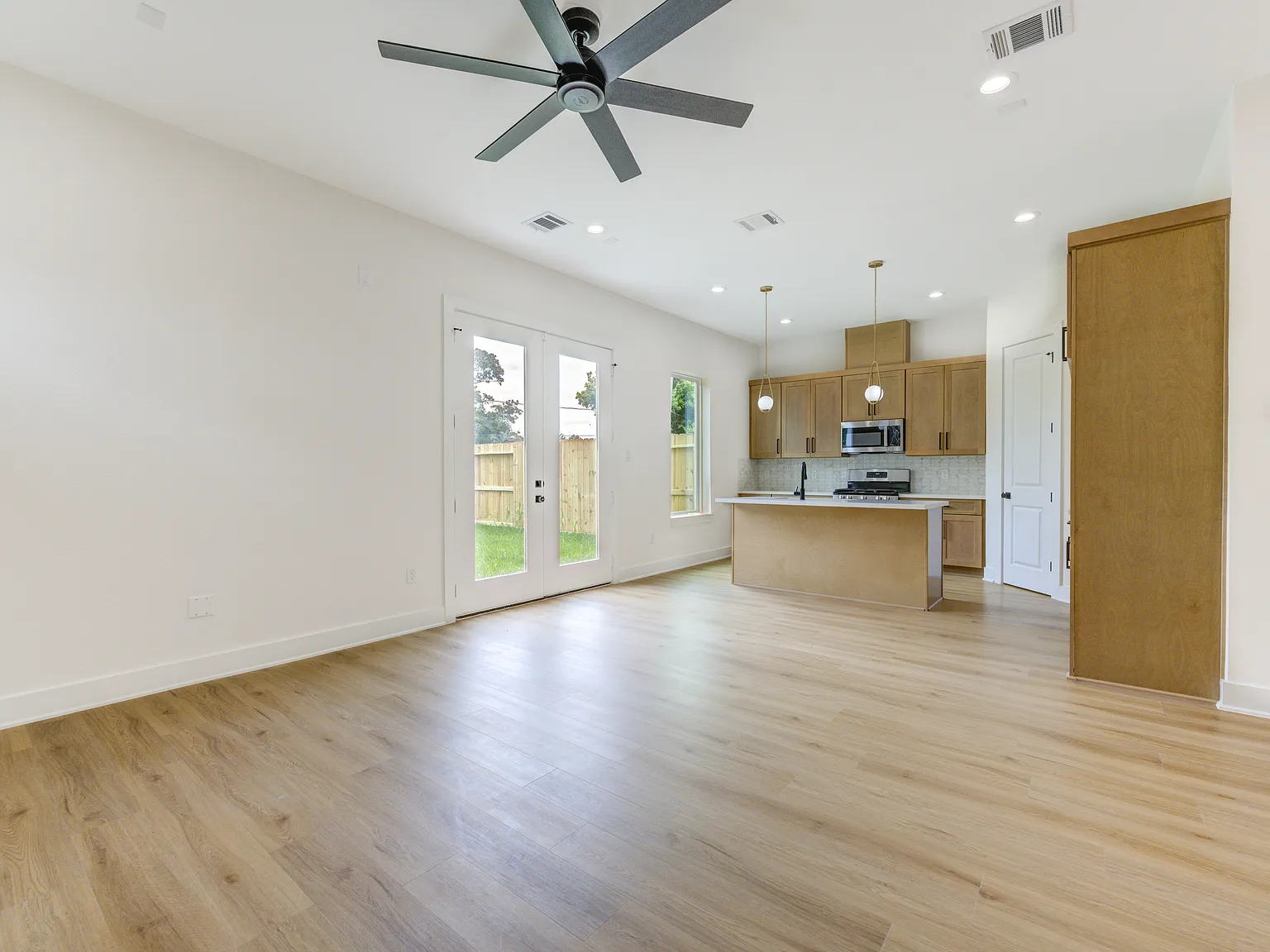3 bed, 2220 sqft, $2,550 — Photo 3