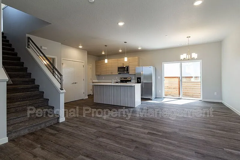 4 bed, 2.5 bath, 1660 sqft, $2,795 — Photo 3