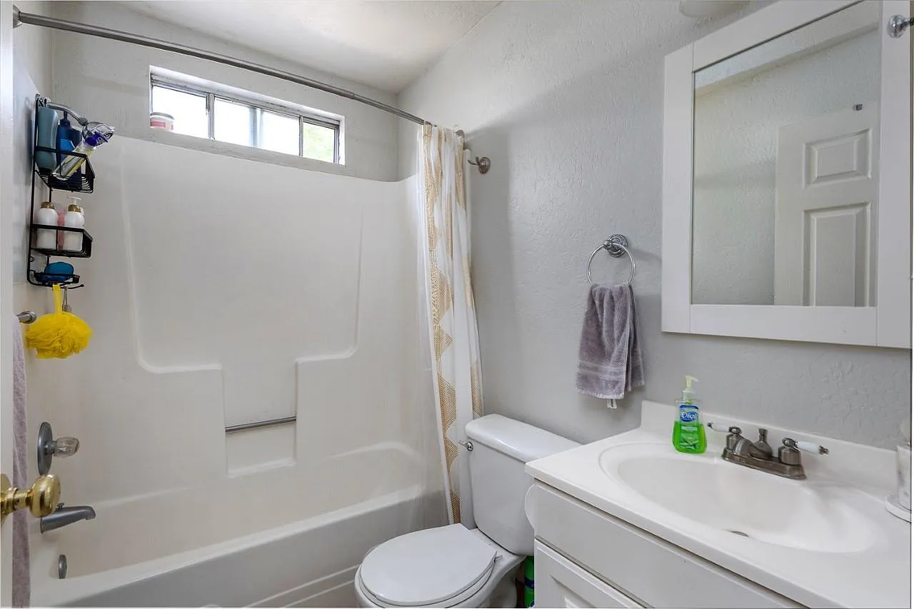 4 bed, 5376 sqft, $2,400 — Photo 2