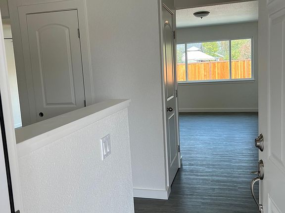Open entry way to eat in kitchen and separate living room