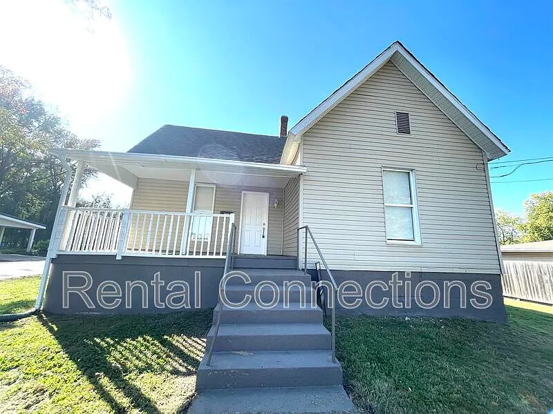 2 bed, 1.0 bath, $1,100 — Photo 2