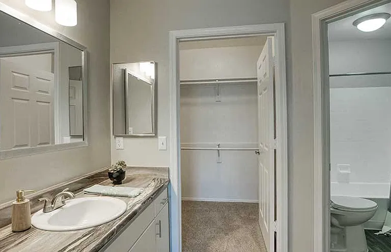Bella Vista Apartment Homes — Photo 11