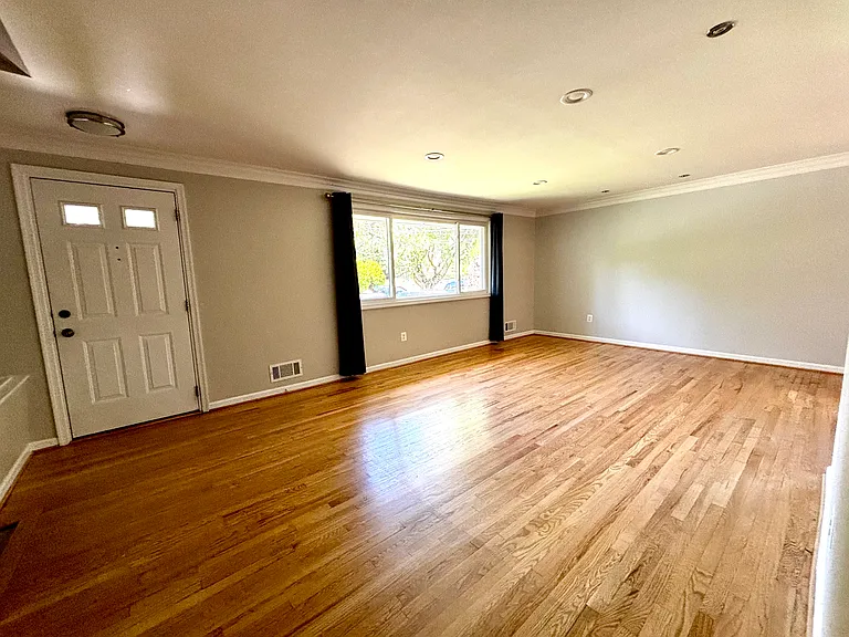 Lillian Dr — Photo 4