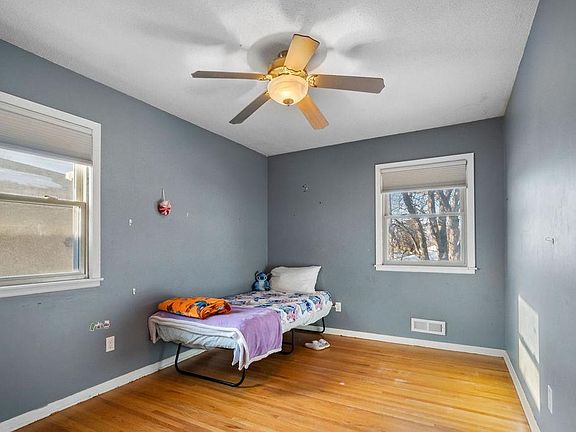 3rd image of 3652 Lincoln St NE