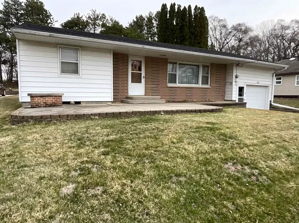221 E Mission St, Strawberry Point, IA 52076