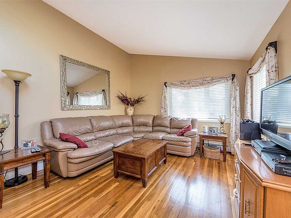 2nd image of 48 Pioneer Blvd