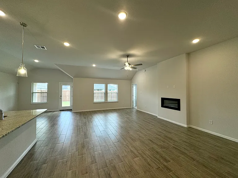 1424 Avalon Ct — Photo 2