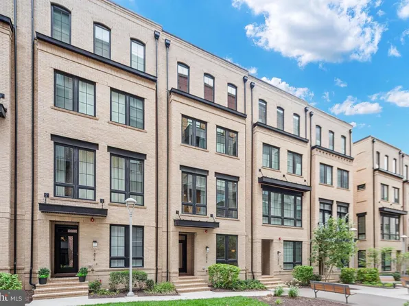 1876 Easterly Rd, Reston, VA 20190