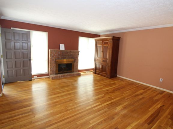 Family Room w/Fireplace