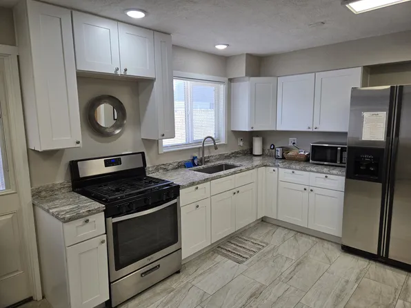 875-895 W State St #B, Hurricane, UT 84737