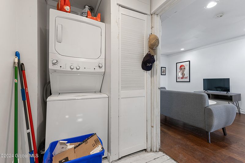 4th image of 64 Jefferson St