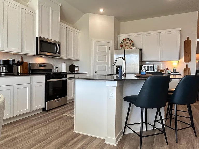 415 W Branta St — Photo 2