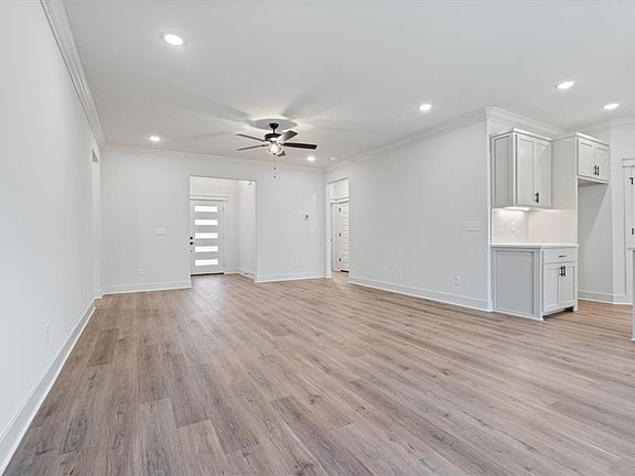4th image of 8 Roxburgh Ln