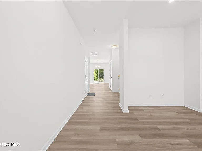 423 Bassett Ln — Photo 3