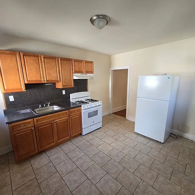 3 bed, 1270 sqft, $1,895 — Photo 3
