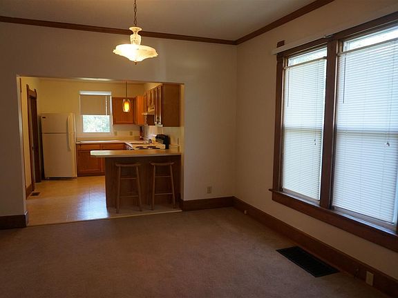 4th image of 221 Willard Ave