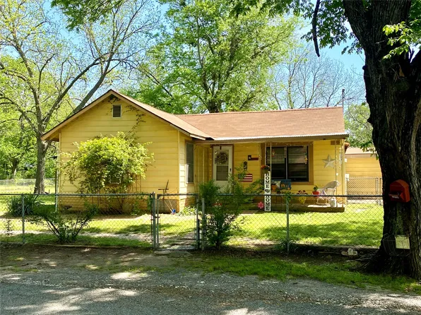 1115 S 6th St, Bonham, TX 75418