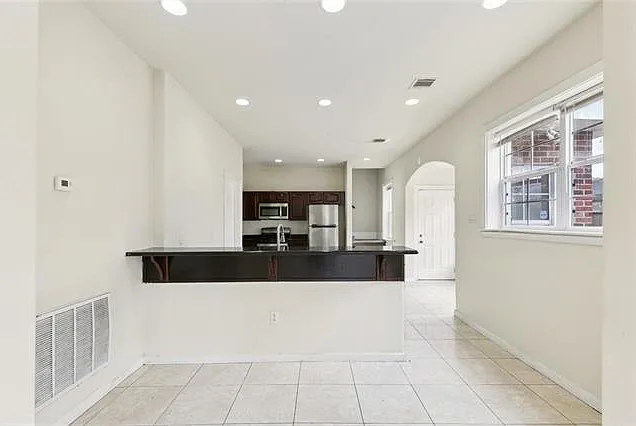 4 bed, 3.5 bath, 1400 sqft, $3,295 — Photo 2