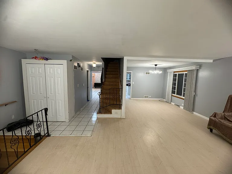 225 N East River Rd — Photo 10