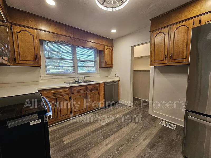 3 bed, 2.0 bath, 1666 sqft, $2,395 — Photo 4