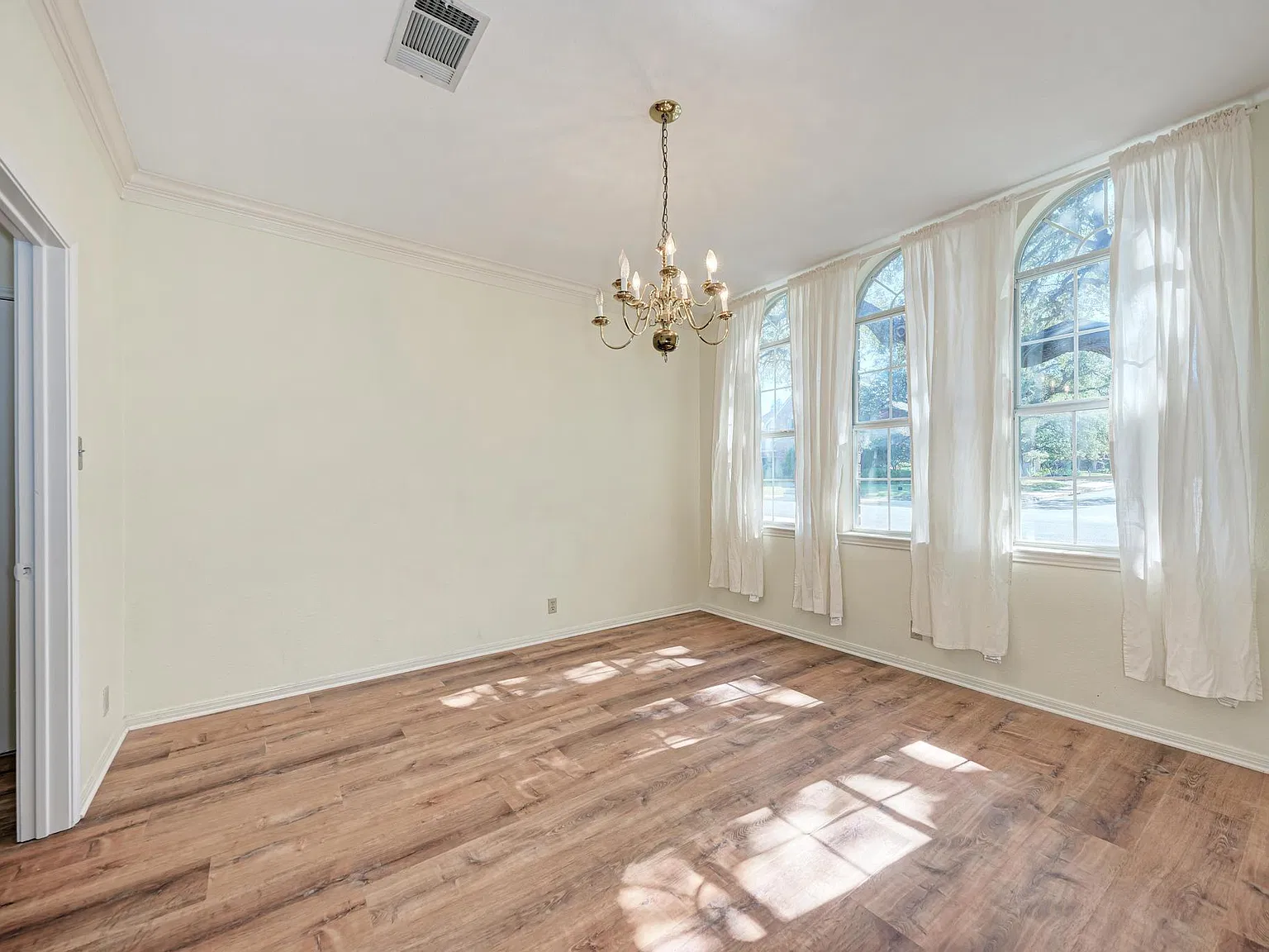 4 bed, 3.5 bath, 2865 sqft, $3,100 — Photo 4
