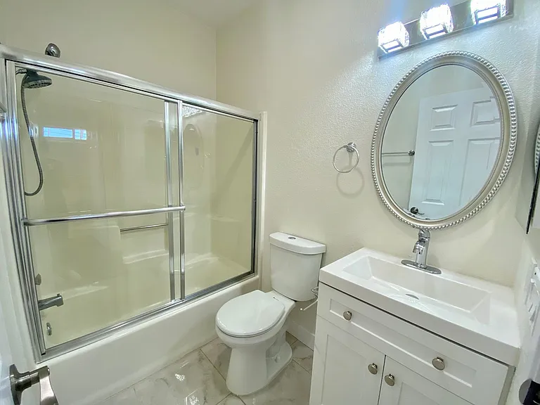 Upstairs 2BD Apartment Home! Great PB Location! Garage! AC! — Photo 7
