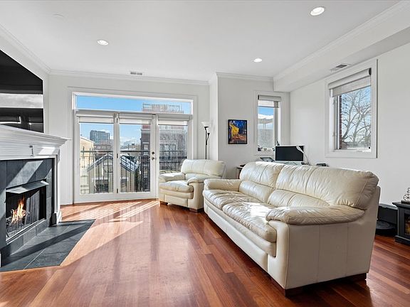 3rd image of 1332 N Wolcott Ave #3