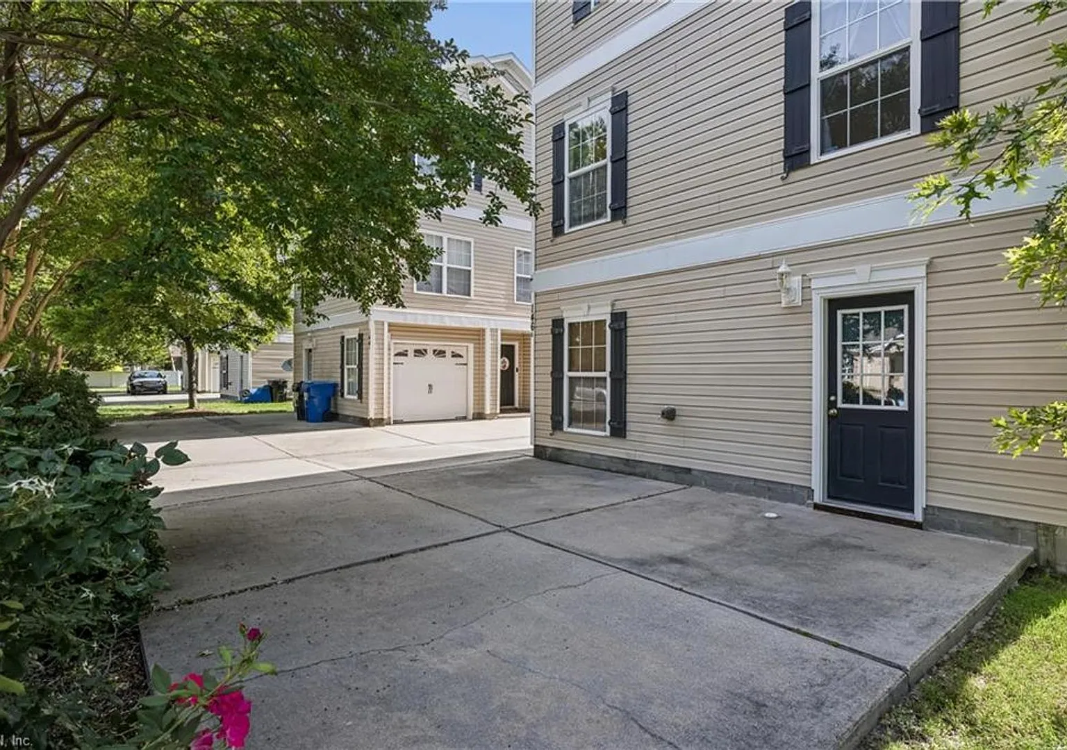 Spacious three-story townhouse-style condo in the heart of Virginia Beach! — Photo 3