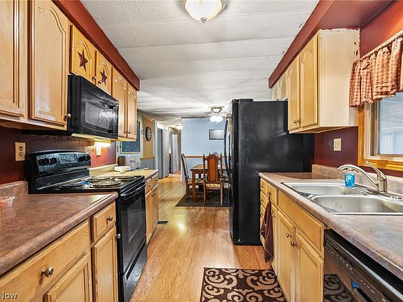 2nd image of 14 Lakeview Ct