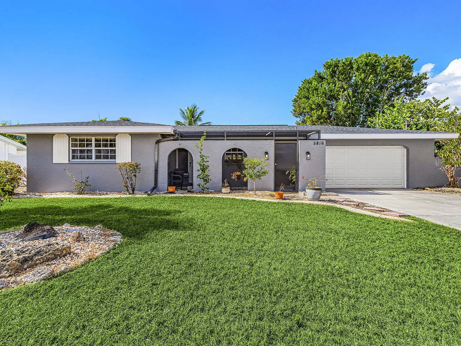 Short Term Cape Coral Pool Home for Rent — Photo 1