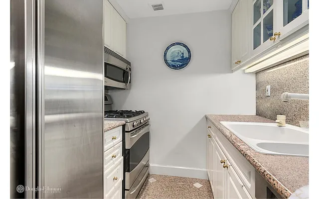 Rented by Douglas Elliman | media 31