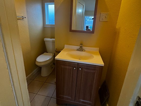 4th image of 676 N Oro Ave #A