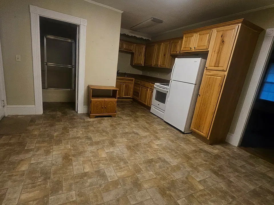 83 High St #1