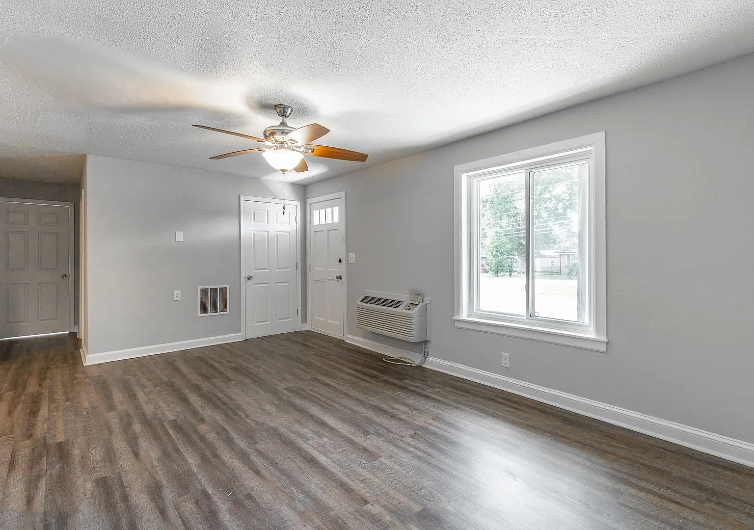 Comfortable Living at 112 Van Cleve Street — Photo 3