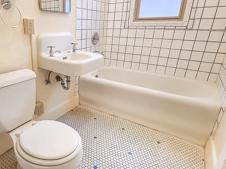 Rena Villa - Portland Oregon - One Bedroom - Bathroom