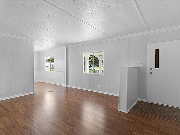 4th image of 302 Ivanhoe Cir