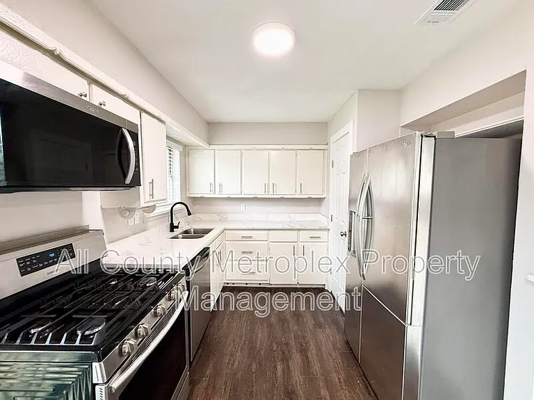 2577 Brandywine Dr — Photo 2