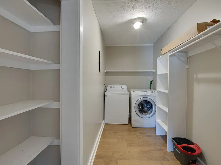 Laundry/walk-in closet