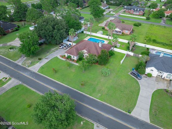 3rd image of 932 Carriage Ln