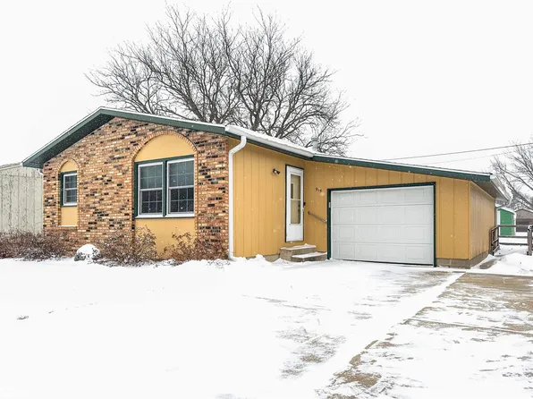 915 3rd St NW, Hampton, IA 50441